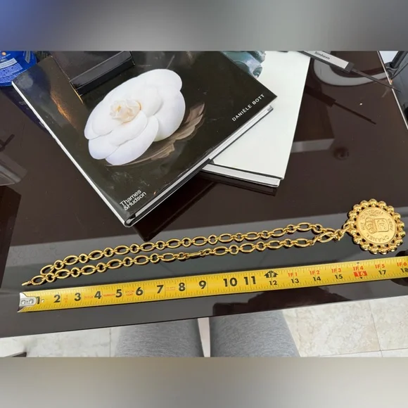 LOT 2306 24k gold plated Rihanna CHANEL 1980S VINTAGE LARGE PENDANT NECKLACE - Picture 9 of 10